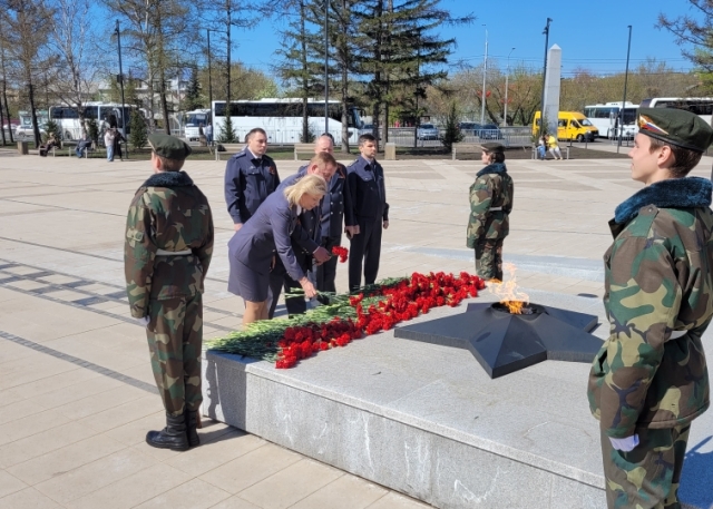 Никто не забыт: цветы к подножию мемориалов